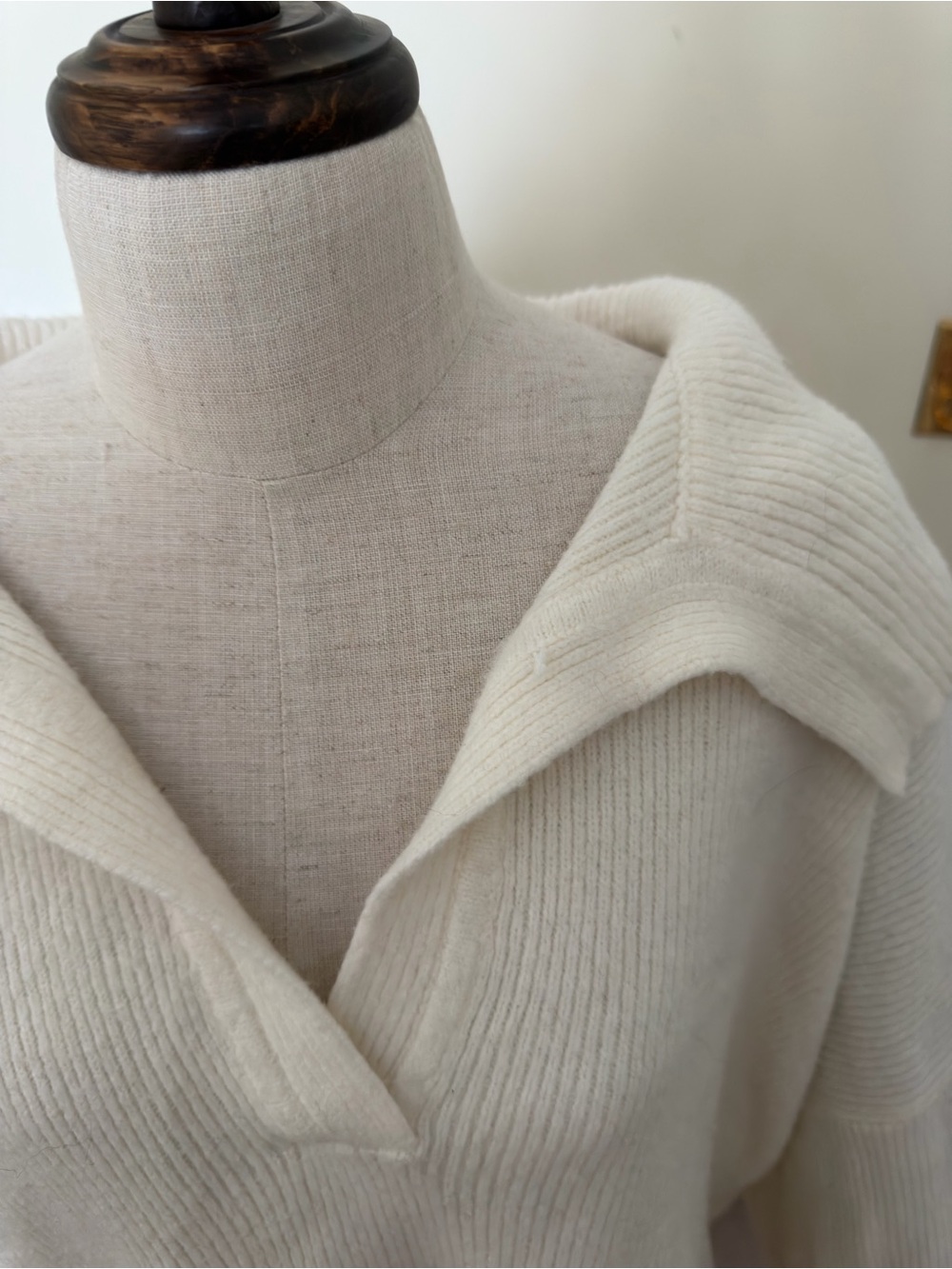 Abercrombie & Fitch Ivory V-Neck Collared Knit Sweater - Picture 4 of 7